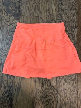 Women’s Coral Athletic skirt /like new condition. •